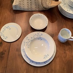 BNWT Bridget Dobson climbing creeper blue pattern 6 piece dinner service for 8